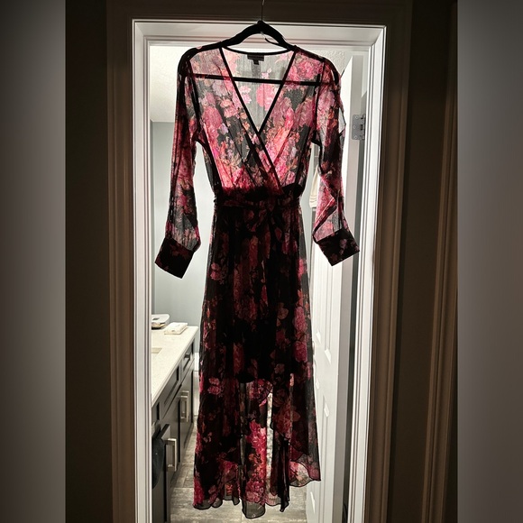 High-Low Shimmery Floral Dress with Slit Sleeves size 6 - Picture 7 of 7